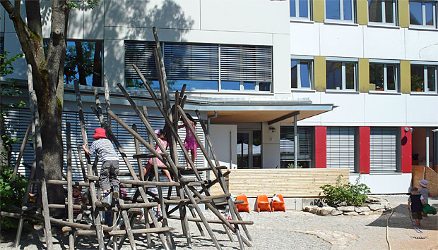 KiTa Berliner Platz, Fassade mit Spielhof